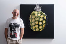 Carica l'immagine nel visualizzatore di Gallery, Maurizio Sergiusti Scoobafish artist with whole pineapple sustainable sculpture