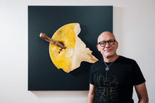 Carica l&#39;immagine nel visualizzatore di Gallery, Maurizio Sergiusti Scoobafish artist with Apple Core Leftovers sculpture
