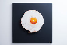 Carica l&#39;immagine nel visualizzatore di Gallery, Angry Bird fried egg wall sculpture contemporary food art Maurizio Sergiusti ScoobaFish sustainable art
