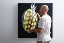 Carica l&#39;immagine nel visualizzatore di Gallery, Maurizio Sergiusti Scoobafish artist showing pineapple crown detail
