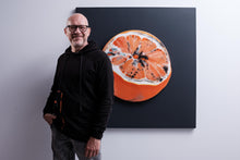 Load image into Gallery viewer, Maurizio Sergiusti Scoobafish artist with Yummy orange slice sculpture
